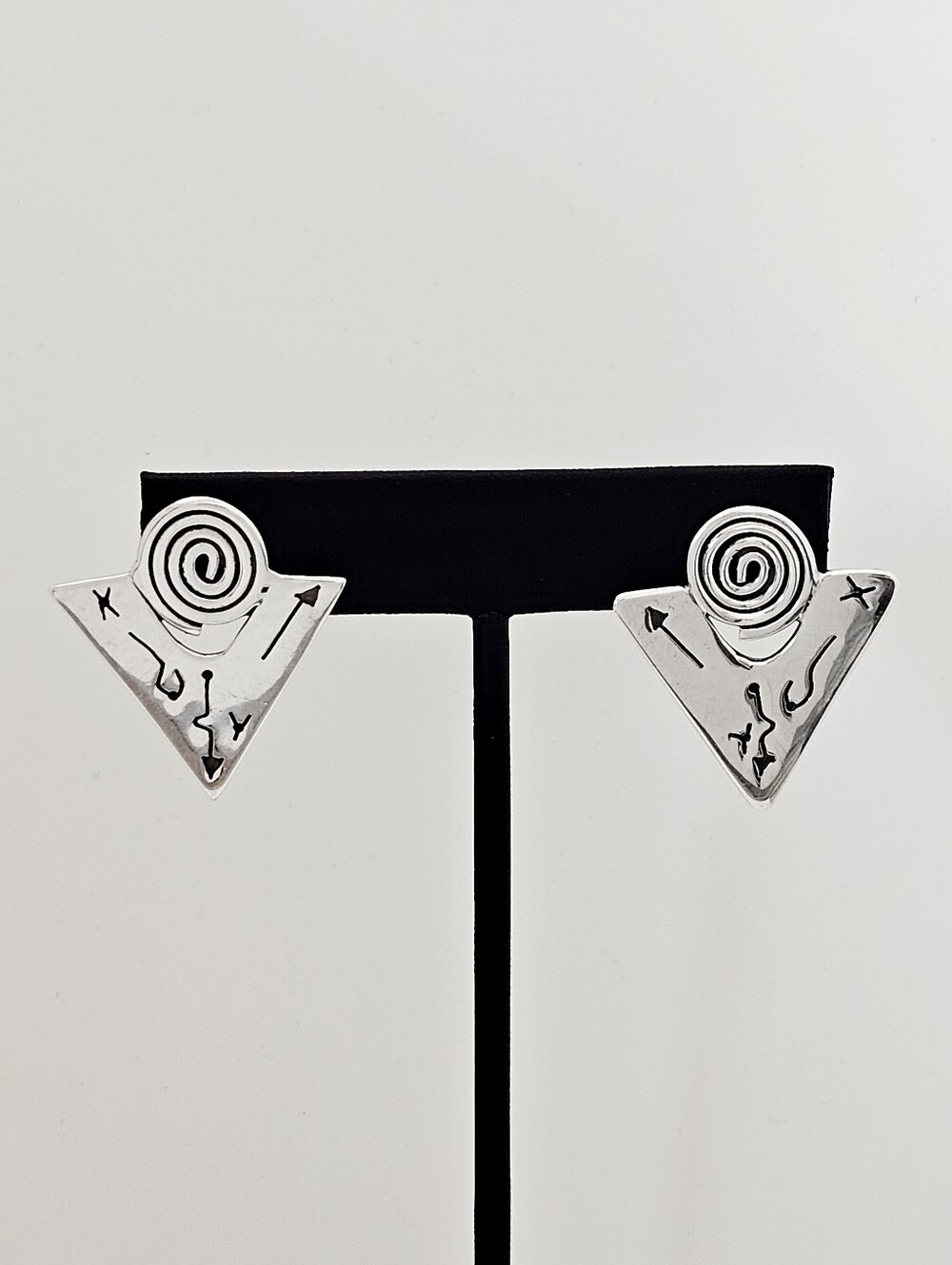 Silpada Very Rare🦄Sterling Silver Spiral Triangle Tribal Etched Earrings XP186